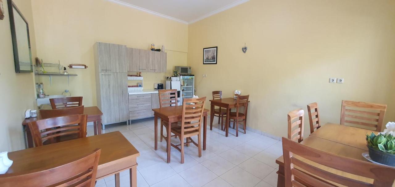 Whiterose Guesthouse Senggigi Kültér fotó