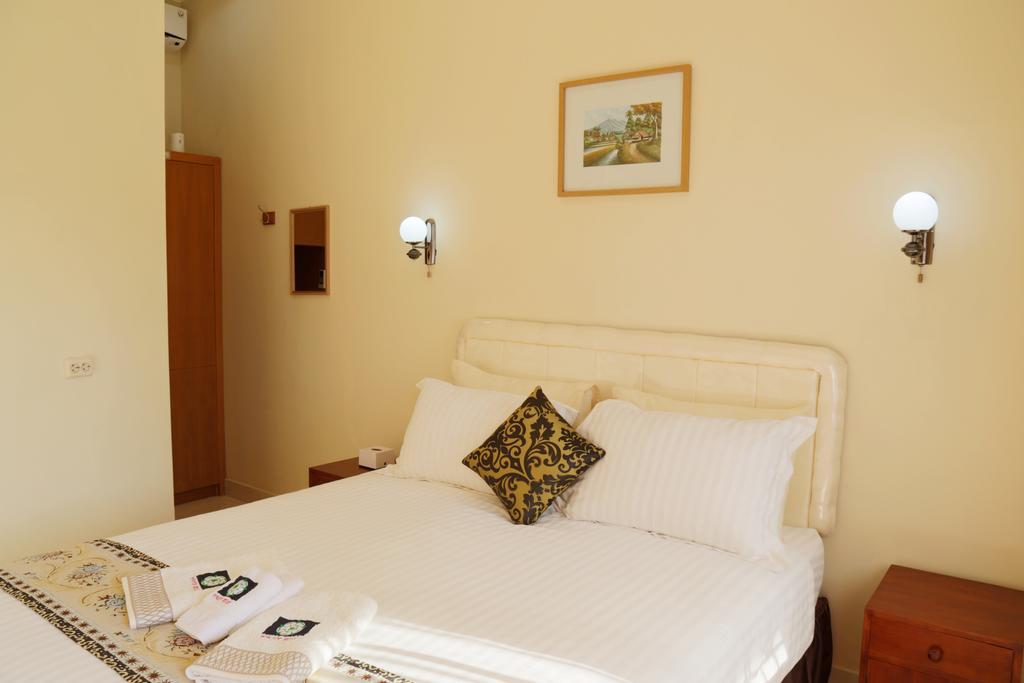 Whiterose Guesthouse Senggigi Kültér fotó