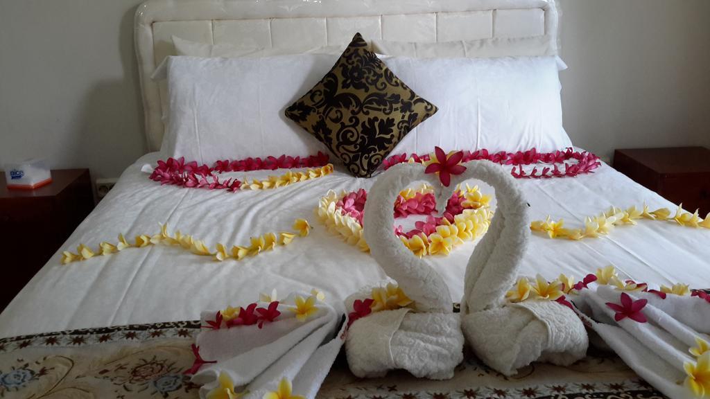 Whiterose Guesthouse Senggigi Kültér fotó